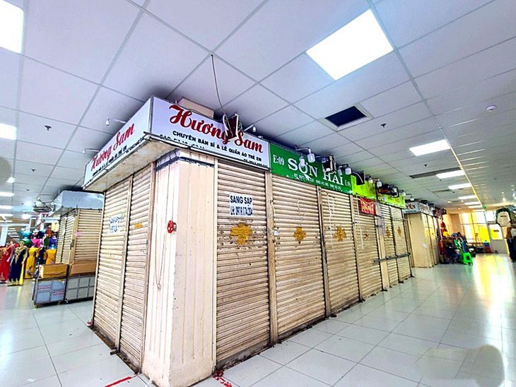 Vắng khách nên nhiều sạp hàng tại chợ An Đông (TP.HCM) đóng cửa treo biển sang sạp - Ảnh: NHẬT XUÂN