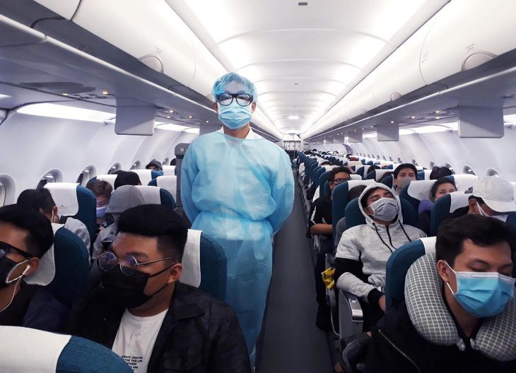 Công an tạm giữ bao nhiêu tiền, vàng, đô la khi khám xét vụ ‘chuyến bay giải cứu’? - Ảnh 1.