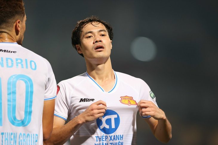 Niềm vui của Văn Toàn khi ghi bàn vào lưới Công An Hà Nội - Ảnh: MINH ĐỨC