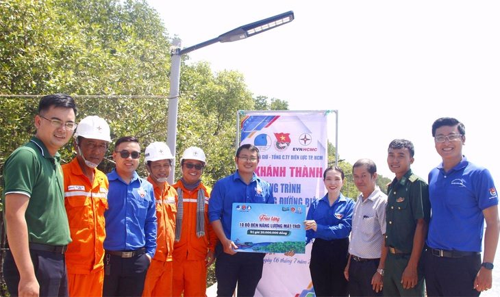 Khánh thành và bàn giao công trình chiếu sáng dùng đèn năng lượng mặt trời trong ngày ra quân hoạt động tình nguyện tại xã đảo Thạnh An- Ảnh: C.TRIỆU