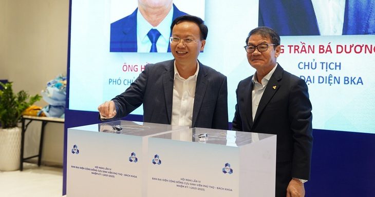 PGS.TS Mai Thanh Phong (trái) và ông Trần Bá Dương bỏ phiếu để bầu ra Hội đồng Ban đại diện BKA nhiệm kỳ II 2024-2028 - Ảnh: NHƯ QUỲNH