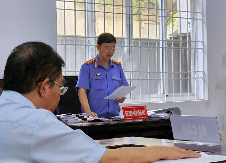 Cựu trưởng phòng thanh tra Nguyễn Đức Hiệu (ngồi) nghe đại diện viện kiểm sát đọc cáo trạng truy tố - Ảnh: ĐÔNG HÀ