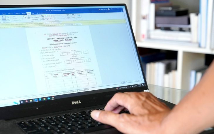 Người dân làm tờ khai thay đổi thông tin cư trú - Ảnh HỮU HẠNH