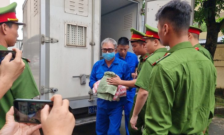 Ông Đỗ Hữu Ca - cựu giám đốc Công an TP Hải Phòng - được dẫn giải đến phiên tòa phúc thẩm ngày 26-6 - Ảnh: T.THẮNG