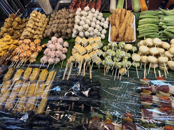 Lễ hội ẩm thực giới thiệu đặc sản các vùng miền, nhưng món ăn xuất hiện nhiều lại là các loại xiên nướng, nằm ở các vị trí nổi bật - Ảnh: HẢI KIM