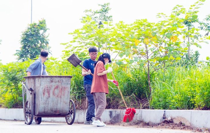 Dọn rác ven đường