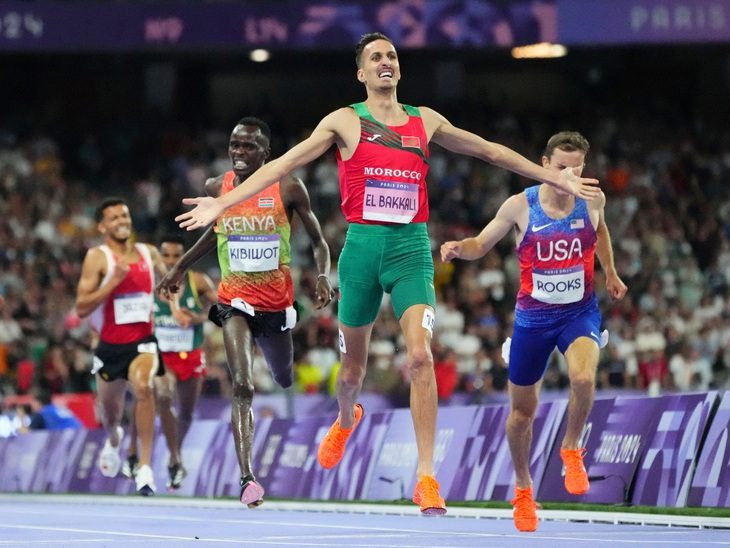 Soufiane El Bakkali có màn bứt phá về đích gay cấn để bảo vệ thành công tấm huy chương vàng nội dung 3.000m vượt chướng ngại vật tại Olympic - Ảnh: REUTERS