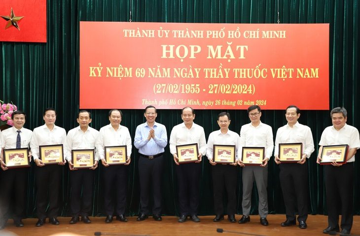 Chủ tịch UBND TP.HCM Phan Văn Mãi trao quà chúc mừng đội ngũ y bác sĩ - Ảnh: T.T