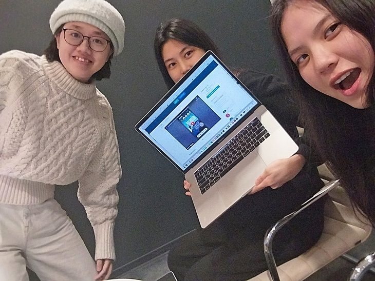 Huệ Quân (phải) cùng nhóm bạn tại Mỹ và sản phẩm dự thi của mình