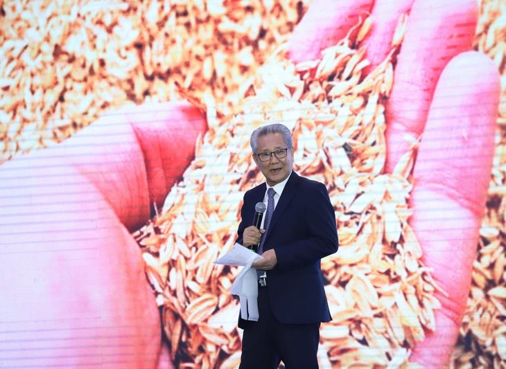 Phó chủ tịch Hiệp hội Ngành hàng lúa gạo Việt Nam Huỳnh Văn Thòn phát biểu tại hội nghị - Ảnh: CHÍ QUỐC