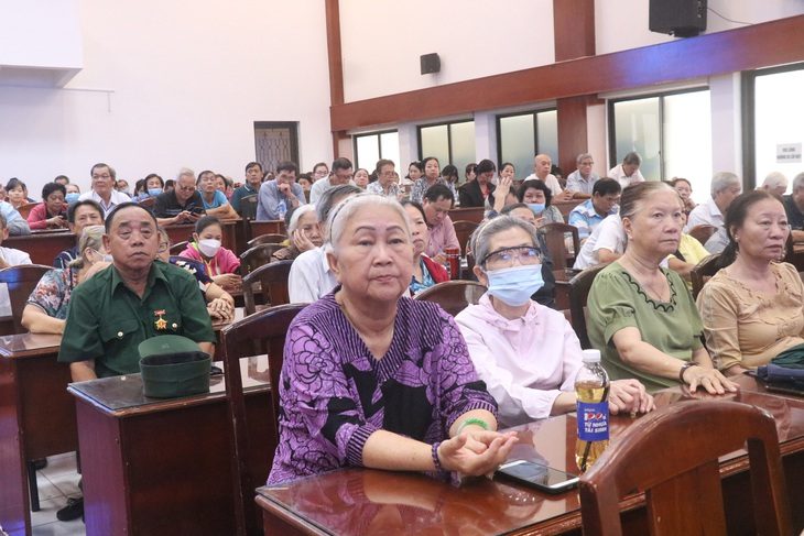 Cử tri quận 11 tại buổi tiếp xúc - Ảnh: CẨM NƯƠNG