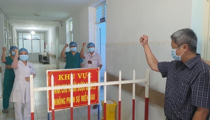 Ông Nguyễn Trường Sơn và y bác sĩ tại Quảng Ngãi tháng 8-2020, thời điểm dịch COVID-19 đang rất nóng tại miền Trung. Đây là hình ảnh mang đến nhiều cảm xúc, được chia sẻ rất nhiều trên mạng xã hội - Ảnh: T.D.