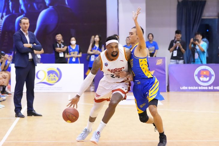 Kentrell Barkley (áo trắng) giúp Saigon Heat thắng Ho Chi Minh City Wings - Ảnh: VBA