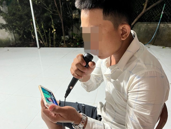 Cuối năm rền rĩ 'Đắp mộ cuộc tình' - Kỳ 3: Hát cho vui đời và cho... bể tai hàng xóm - Ảnh 1.