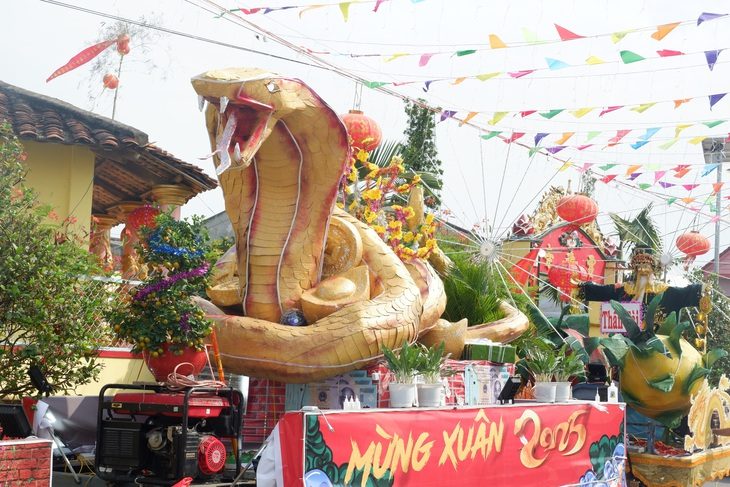 Đến lễ hội Làm Chay, ngắm linh vật rắn khắp Tầm Vu - Ảnh 1.