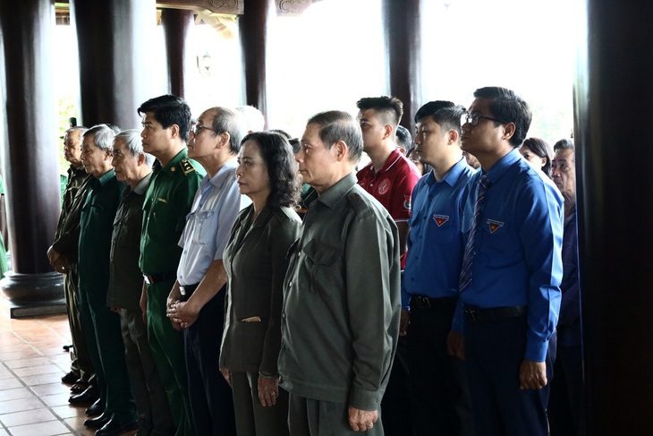 Lễ dâng hương tưởng niệm liệt sĩ Thanh niên xung phong hy sinh trên chiến trường Campuchia.