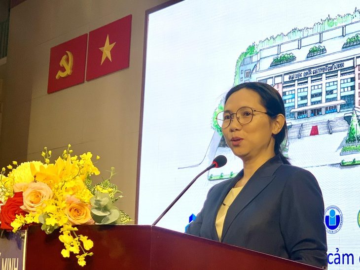 TS Lê Thị Anh Trâm - trưởng ban tổ chức cán bộ Đại học Quốc gia TP.HCM - công bố chính sách thu hút các nhà khoa học - Ảnh: TRẦN HUỲNH