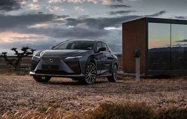 Cuối cùng Toyota phải thừa nhận ‘đã đến lúc làm xe điện’, Lexus sẽ là ‘phát súng tiên phong’ - Ảnh 1.