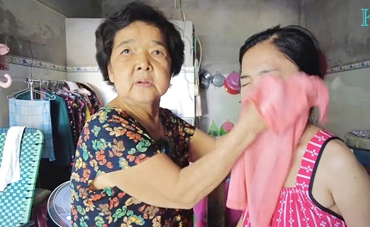 Bà Đặng Thị Biệp (huyện Mỏ Cày Bắc, tỉnh Bến Tre) về nhà trọ chăm sóc con bệnh sau khi bán được 120 tờ vé số - Ảnh: MẬU TRƯỜNG