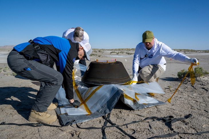 Khoang chứa mẫu vật tiểu hành tinh Bennu của tàu vũ trụ OSIRIS-REx hạ cánh xuống sa mạc Utah của Mỹ, ngày 24-9-2023 - Ảnh: REUTERS