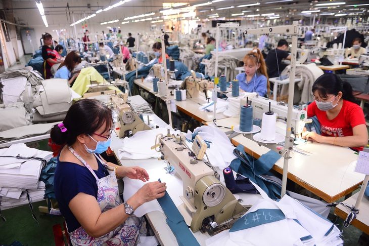 Công nhân làm việc tại Công ty TNHH Việt Thắng Jean, TP Thủ Đức, TP.HCM - Ảnh: QUANG ĐỊNH