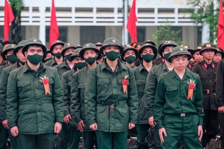Các nam thanh niên lên đường thực hiện nghĩa vụ quân sự - Ảnh: NAM TRẦN