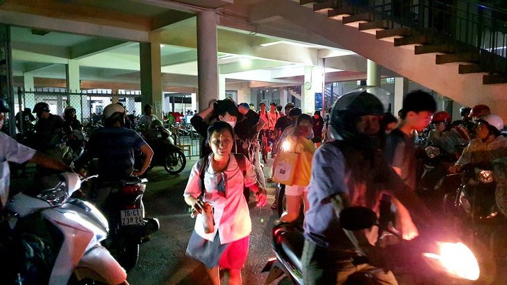 Học sinh vừa kết thúc một buổi học thêm tại một trung tâm ở TP.HCM - Ảnh: NHƯ HÙNG
