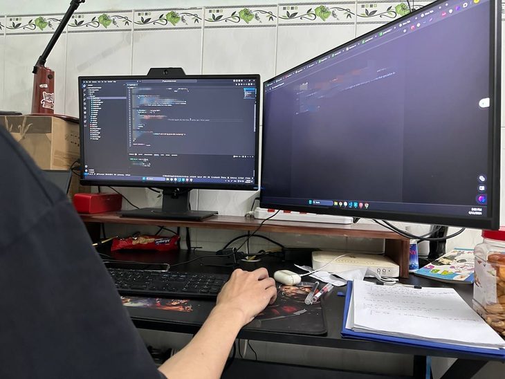 Ngành IT có thu nhập cao so với mặt bằng chung, nhưng tuổi nghề ngắn. Một số bạn trẻ chọn làm thêm việc để có thêm tiền và kinh nghiệm - Ảnh: MÂY TRẮNG