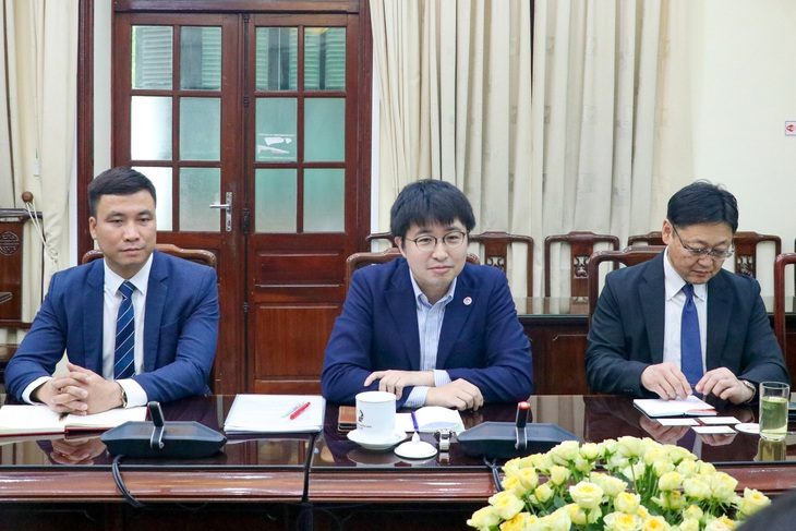 Ông Ishii Chikahisa - bí thư thứ nhất Đại sứ quán Nhật Bản tại Việt Nam (giữa) - Ảnh: MOLISA