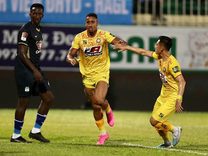 CLB Thanh Hóa thâu tóm giải thưởng tháng của V-League 2023 - Ảnh 1.