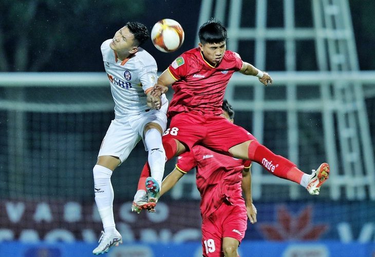 Phan Văn Long (trái) cùng đồng đội liên tục bị cầm hòa do lịch thi đấu đầu mùa rất căng thẳng - Ảnh: ĐÀ NẴNG FC
