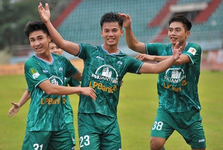 Tiến Đỉnh (số 23) của CLB Phù Đổng đã ngắt mạch bất bại của CLB Đà Nẵng - Ảnh: PĐNB