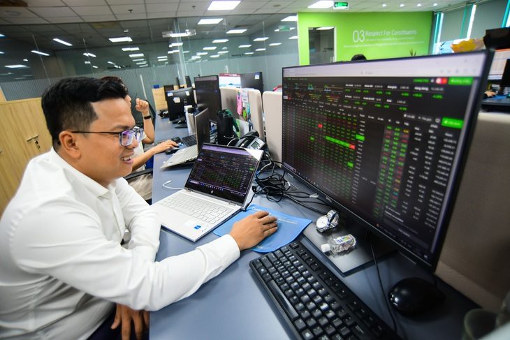 Thị trường chứng khoán đang tăng tích cực với thanh khoản cao - Ảnh: QUANG ĐỊNH