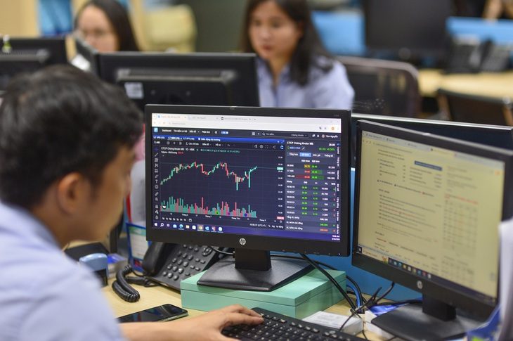 Chứng khoán lại vừa rơi bất ngờ cuối phiên, nhà đầu tư ‘loay hoay’ tìm đáy - Ảnh 1.