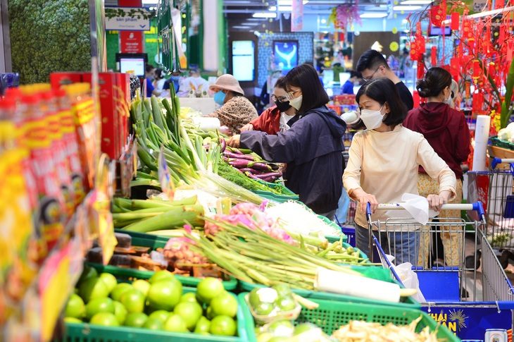 Mặt hàng rau, củ, quả... hút khách trong những ngày đầu năm tại hệ thống siêu thị Co.opmart, TP.HCM - Ảnh: QUANG ĐỊNH