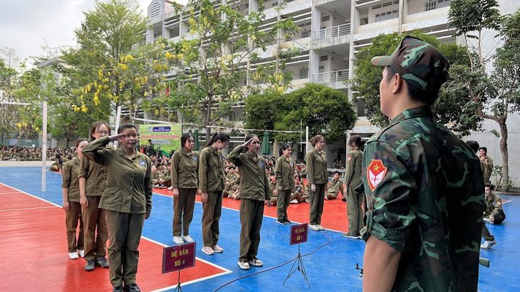 Sinh viên Trường đại học Tài chính - Marketing tham gia hội thao giáo dục quốc phòng và an ninh - Ảnh UFM