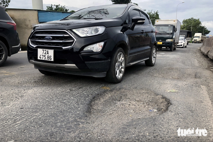Quốc lộ 51 xuất hiện nhiều vị trí hư hỏng, chưa được duy tu sau khi dừng thu phí - Ảnh: A.LỘC