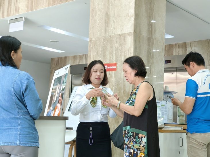 Người dân cập nhật sinh trắc học tại một ngân hàng ở TP.HCM - Ảnh: ĐỨC THIỆN
