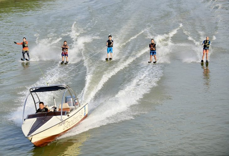 Nhiều hoạt động thể thao dưới nước khác tổ chức tại bến Bạch Đằng và bến Ngôi Sao Việt (quận 7) - Ảnh: QUANG ĐỊNH