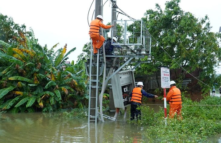 Còn hơn 100.000 khách hàng các tỉnh phía Bắc mất điện, EVN đang nỗ lực khắc phục - Ảnh 1.