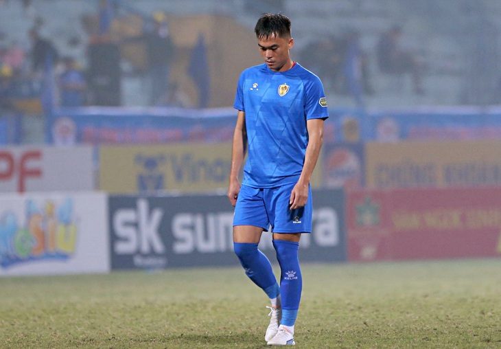 Cú đạp của Tăng Tiến cho thấy bạo lực ở V-League vẫn khá phổ biến - Ảnh: HỮU TẤN
