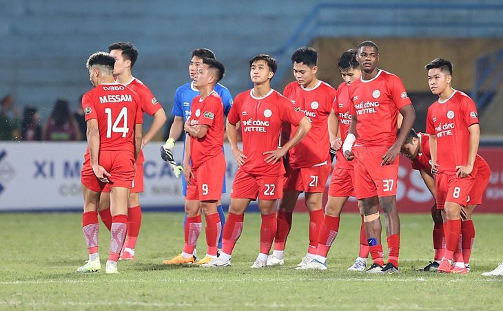 CLB Thể Công - Viettel với nỗi buồn rời sân Hàng Đẫy - Ảnh: HOÀNG TÙNG