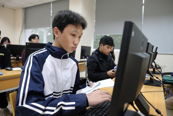 Thí sinh tham dự kỳ thi đánh giá tư duy đợt 1, sáng 3-12, tại khu vực thi Đại học Bách khoa Hà Nội - Ảnh: NGUYÊN BẢO