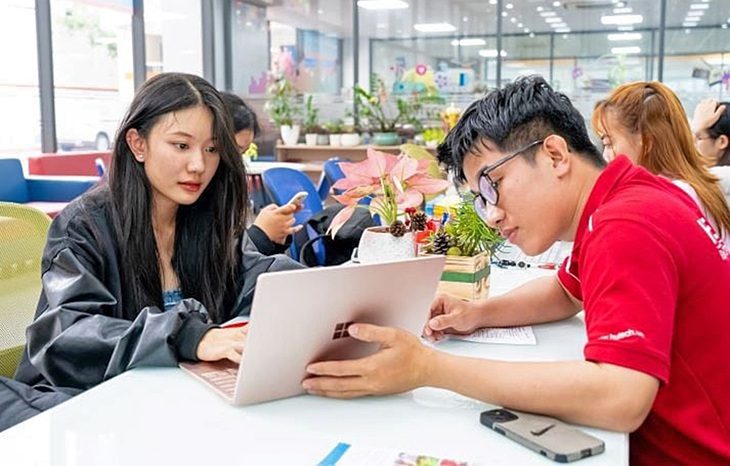 Thí sinh đăng ký xét tuyển sớm tại Trường ĐH Công nghệ TP.HCM - Ảnh: PHƯƠNG NGUYỄN