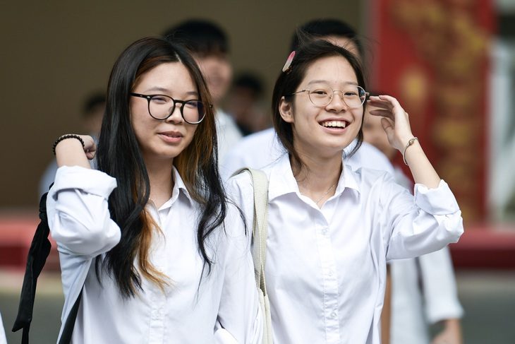 Đề thi vừa sức nên các thí sinh rời phòng thi với tâm trạng nhẹ nhõm - Ảnh: NAM TRẦN