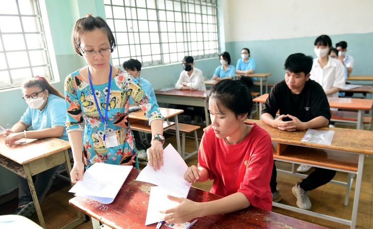 Thí sinh chuẩn bị thi môn văn kỳ thi tốt nghiệp THPT 2023 tại điểm thi THPT Ernst Thalmann (Q.1, TP.HCM) - Ảnh: DUYÊN PHAN
