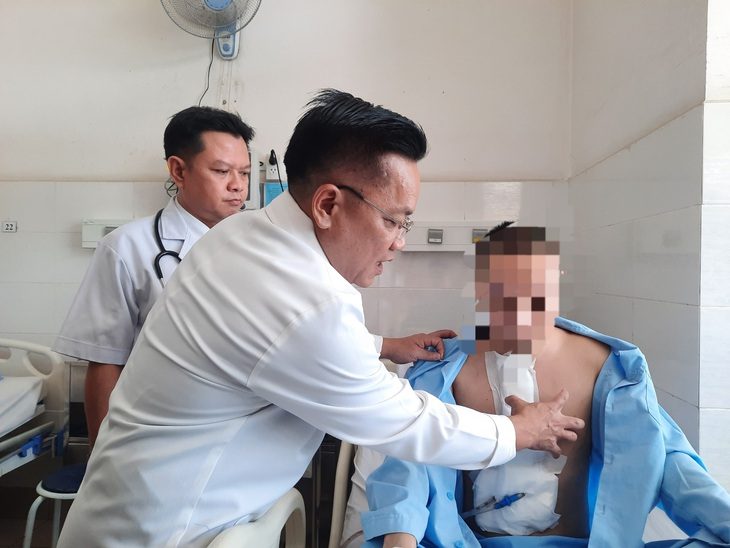Bệnh nhân T. bị đâm thủng tim đã qua cơn nguy kịch, đang được bác sĩ thăm khám - Ảnh: THU HIẾN