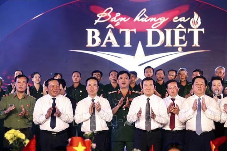 Chủ tịch nước Võ Văn Thưởng cùng các nguyên lãnh đạo, lãnh đạo Đảng, Nhà nước tham dự chương trình - Ảnh: TTXVN