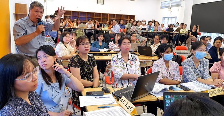 Giáo viên lý, hóa, sinh ở TP.HCM trong buổi tập huấn về việc giảng dạy môn khoa học tự nhiên Chương trình giáo dục phổ thông 2018 - Ảnh: H.HG.