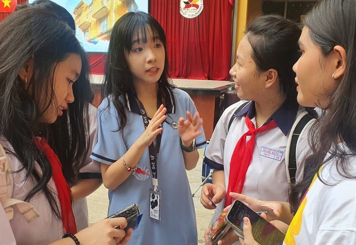 Học sinh lớp 9 ở TP.HCM tham quan và tìm hiểu về tuyển sinh lớp 10 tại ngày hội tư vấn về tuyển sinh lớp 10 ở Trường THPT Ernst Thalmann, quận 1 - Ảnh: H.HG.